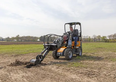 Giant G1200 TELE med redskab – producentfoto 1